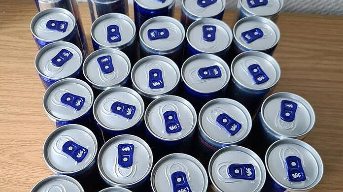 Das Diebesgut: Honigwein und diese 30 Dosen "Red Bull".