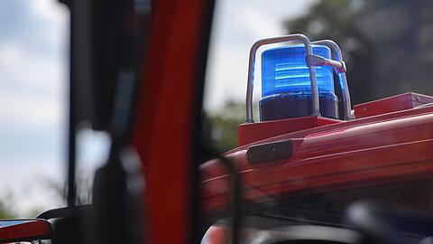 Obwohl der Brand gelöscht war, alarmierte die Nachbarin die Feuerwehr, die den gelöschten Sessel auf Glutnester untersuchte.
