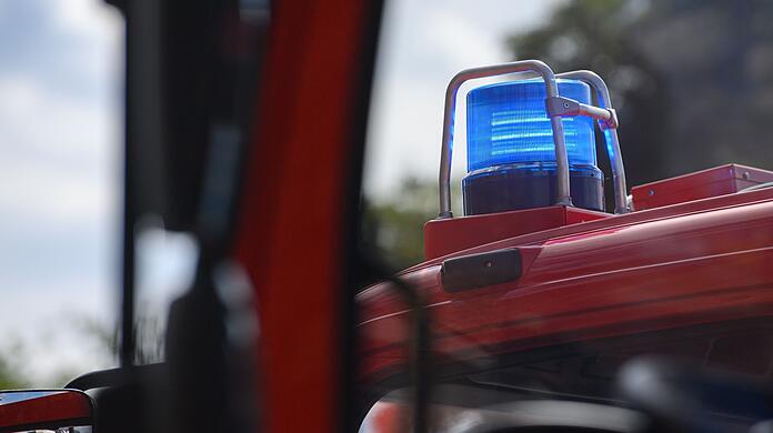 Bei dem Feuer in der Herthastraße wurde niemand verletzt. Zur Brandursache ermittelt die Polizei. (Symbolbild)