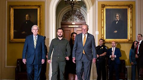 Wolodymyr Selenskyj (M) traf sich in Washington unter anderem mit Mitch McConnell (l), Minderheitsführer im Senat, und Chuck Schumer (r), Mehrheitsführer im Senat