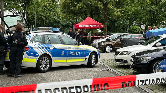 In Milbertshofen sind zahlreiche Einsatzkräfte von Polizei und Feuerwehr vor Ort.