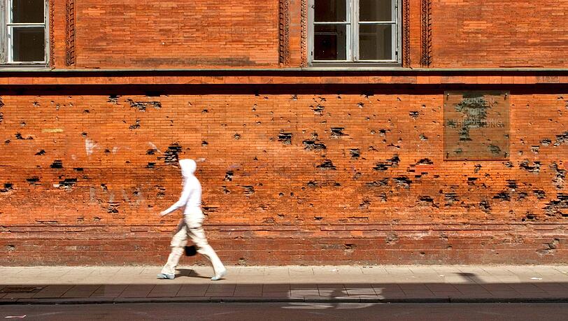 In etwa dort, wo bis heute Einschussl&ouml;cher aus dem Zweiten Weltkrieg zu sehen sind, begegneten sich die beiden Gruppen an der Schellingstra&szlig;e.