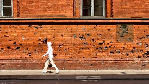In etwa dort, wo bis heute Einschussl&ouml;cher aus dem Zweiten Weltkrieg zu sehen sind, begegneten sich die beiden Gruppen an der Schellingstra&szlig;e.