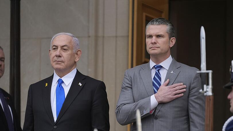 US-Verteidigungsminister Pete Hegseth (r) mit Israels Ministerpräsidenten Benjamin Netanjahu bei einem früheren Treffen. (Archivbild) US-Verteidigungsminister Pete Hegseth (r) mit Israels Ministerpräsidenten Benjamin Netanjahu bei einem früheren Treffen. (Archivbild)
