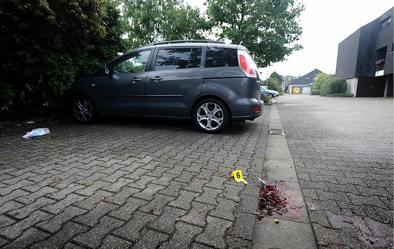 Angeblich ein Verkehrsunfall. Ein Mann, der aus dem Nichts mit Messern auf Polizisten einsticht. Nachbarn, die in der Stille der Nacht Schüsse hören. Was wie eine Szene aus einem Krimi klingt, wird für zwei Beamte in Gelsenkirchen Realität. Die Bilder von der Spurensicherung am Tatort in Gelsenkirchen.