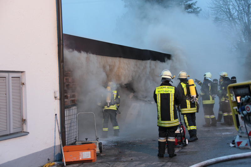 Rauch-Alarm am Rosenmontag in Mittbach: Unter einem Vordach ist ein Motorboot in Brand geraten. Zwei Personen wurden dabei leicht verletzt. Die Bilder vom Feuerwehreinsatz