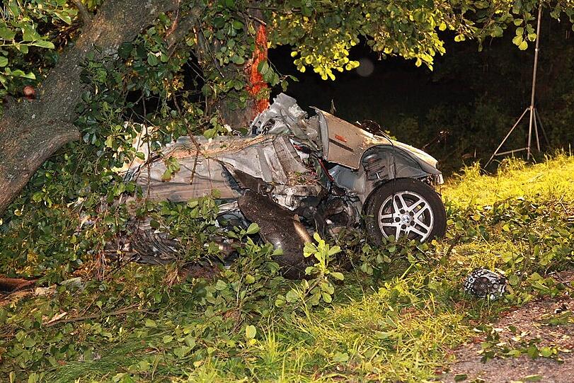 Ein 18-Jähriger ist in der Nacht zum Samstag im oberbayerischen Schechen (Landkreis Rosenheim) mit seinem Auto gegen einen Baum gefahren. Er und sein Beifahrer sind gestorben.