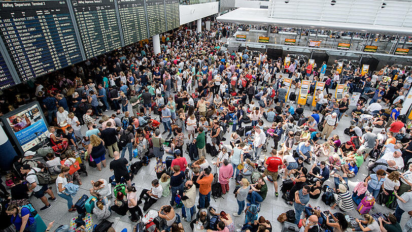 32.000 Fluggäste saßen fest, 330 Flüge wurden gestrichen, Terminal 2 wurde geräumt.
