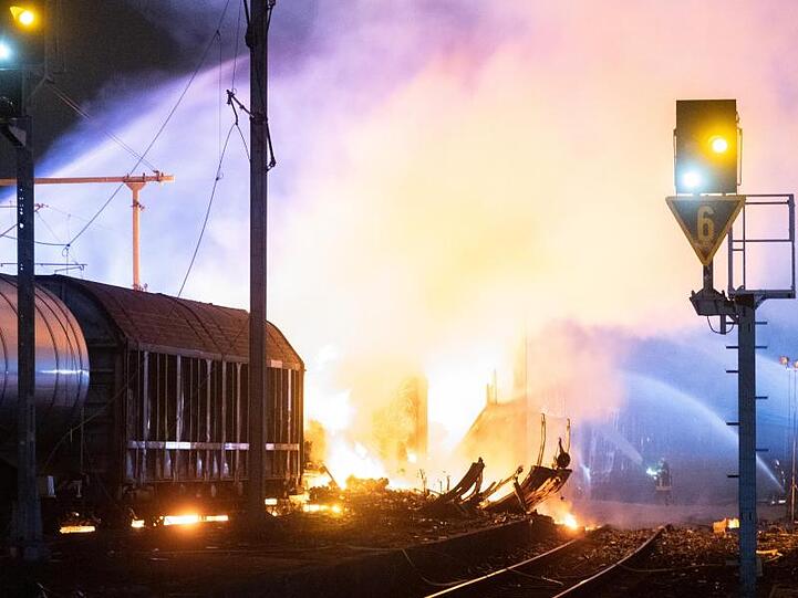 Immer wieder explodierten Spraydosen und flogen durch die Luft.