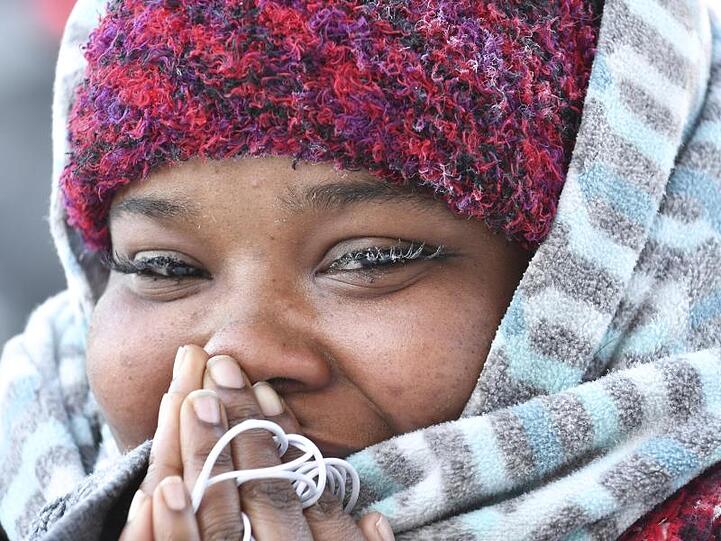 Eis bildet sich auf den Wimpern von Aubreyanne Edwards während sie sich die Hände vors Gesicht hält und versucht, Windchill Temperaturen von minus 27 Grad Celsius zu trotzen.