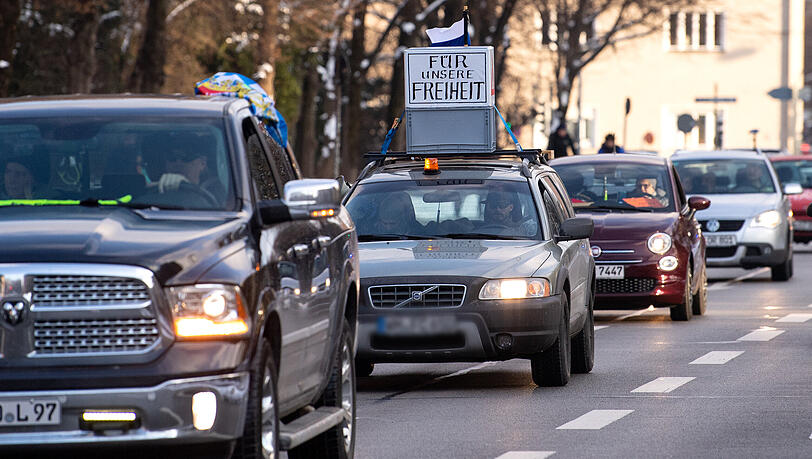 Teilnehmer des "Autokorsos gegen den Lockdown" fahren durch die Innenstadt. Mit dem Protestzug quer durch München protestieren Gegner der Corona-Maßnahmen gegen den Lockdown. (Archivbild)