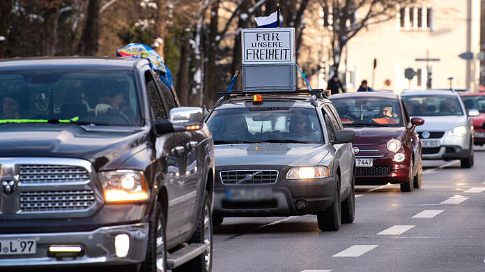 Teilnehmer des "Autokorsos gegen den Lockdown" fahren durch die Innenstadt. Mit dem Protestzug quer durch München protestieren Gegner der Corona-Maßnahmen gegen den Lockdown. (Archivbild)