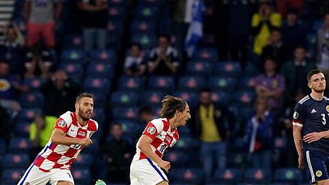 Kroatiens Luka Modric (M) feiert das 2:1.