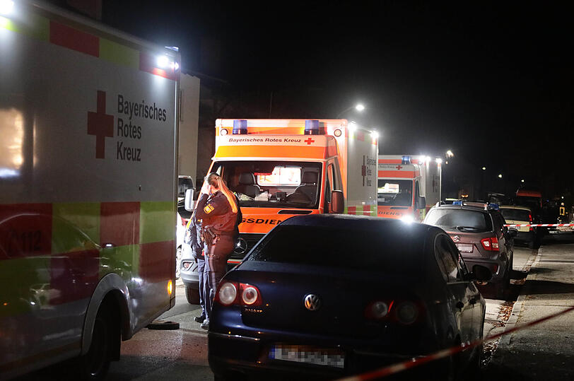 Nachdem in Ampfing eine private Silvesterfeier derart aus dem Ruder gelaufen war, dass es mehrere Verletzte gab, musste ein Großaufgebot an Einsatzkräften ausrücken.