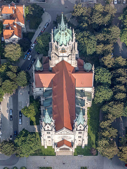 Riesig! Die Paulskirche an der Theresienwiese. Riesig! Die Paulskirche an der Theresienwiese.