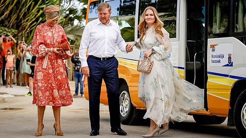Willem-Alexander hilft seiner Frau Máxima und Tochter Amalia (re.) aus dem Bus.
