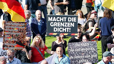 Bei der Kundgebung in Mannheim waren neben Deutschland-Fahnen auch Banner mit Aufschriften wie "Remigration jetzt" und "Macht die Grenzen dicht" zu sehen.