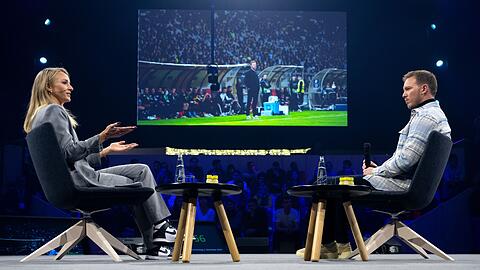 Bundestrainer Julian Nagelsmann auf der Sportmesse Ispo im Gespräch mit Moderatorin Katharina Kleinfeldt.