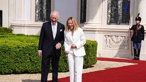 Charles und Italiens Regierungschefin Giorgia Meloni zeigten sich zusammen auf dem roten Teppich.