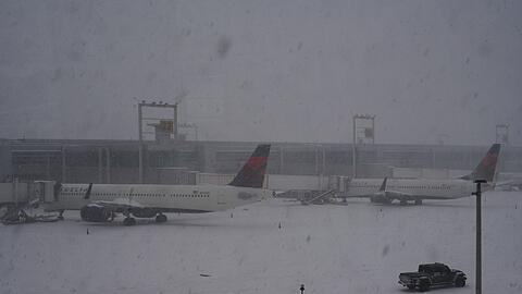 Viel ging am Wochenende nicht mehr an den US-Flugh&auml;fen: Bei starkem Schneefall, Sturm und Gl&auml;tte blieben viele Maschinen am Boden.