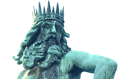 Meeresgott Neptun krönt den Brunnen, der seit 1961 im Stadtpark steht. Zuvor sprudelte er auf dem Hauptmarkt.