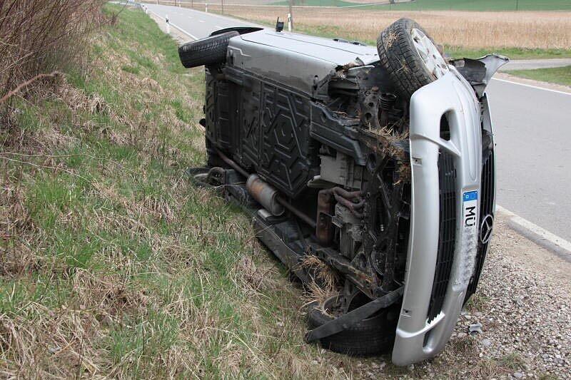 Bei Mitterbuchbach ist am Donnerstag ein Autofahrer mit seinem Mercedes von der Straße abgekommen und hat sich dabei überschlagen. Der Mann musste verletzt ins Krankenhaus eingeliefert werden, am Auto entstand ein Totalschaden.