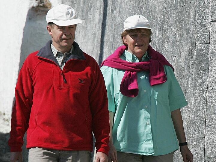Im Urlaub kleidet sich Angela Merkel gerne leger: Hier ein Foto aus dem Jahr 2006 mit ihrem Ehemann Joachim Sauer