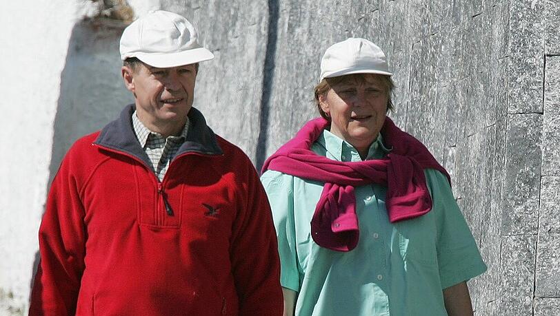 Im Urlaub kleidet sich Angela Merkel gerne leger: Hier ein Foto aus dem Jahr 2006 mit ihrem Ehemann Joachim Sauer Im Urlaub kleidet sich Angela Merkel gerne leger: Hier ein Foto aus dem Jahr 2006 mit ihrem Ehemann Joachim Sauer