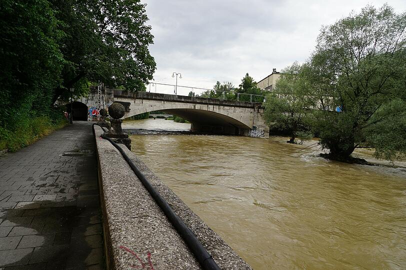 Von einem Isar-Hochwasser in München sind wir noch ein gutes Stück entfernt &ndash; aber so langsam schaukelt sich das Ganze hoch. Und schwappt an einigen Stellen sogar über. Bislang nur an den renaturierten Flächen. Aber auch dafür sind die ja geschaffen worden. Gut so.
