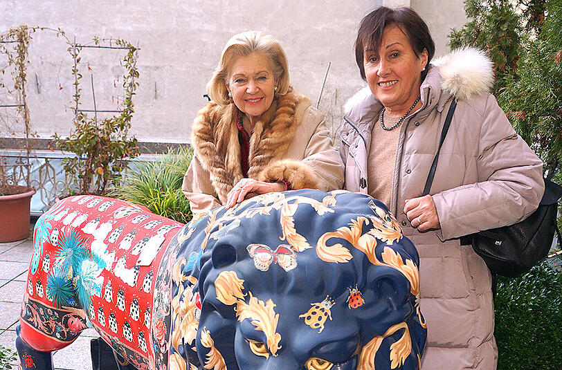 &bdquo;Es war ein Geschenk an ihn&ldquo;, sagt Sieglinde Konrad (l.), hier mit der Künstlerin Etelka Märzluft, über ihren ersteigerten Löwen.