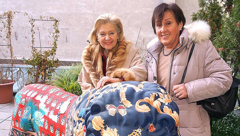 &bdquo;Es war ein Geschenk an ihn&ldquo;, sagt Sieglinde Konrad (l.), hier mit der Künstlerin Etelka Märzluft, über ihren ersteigerten Löwen.