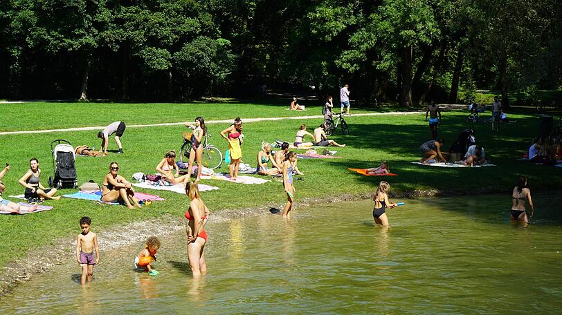 Abkühlung im Eisbach im Englischen Garten.