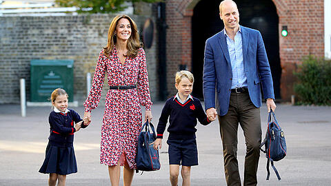 Herzogin Kate und Prinz William mit zwei ihrer drei Kinder, Prinzessin Charlotte (li.) und Prinz George