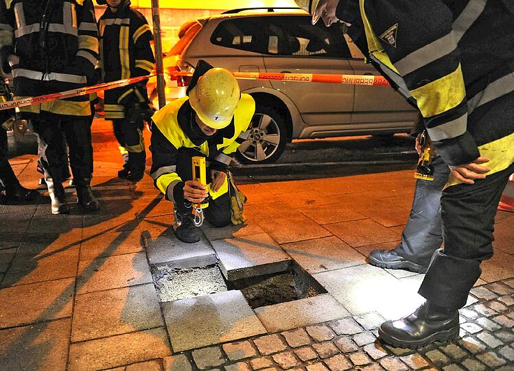 Unter diesen Gehwegplatten schlummerte der alte Schacht - bis Freitag.