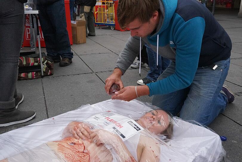 Die Bilder vom Nackt-Protest am Stachus.