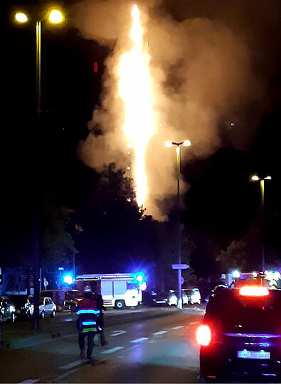 Der brennende Sendemast war bei Ankunft der Einsatzkräfte nicht zu übersehen.