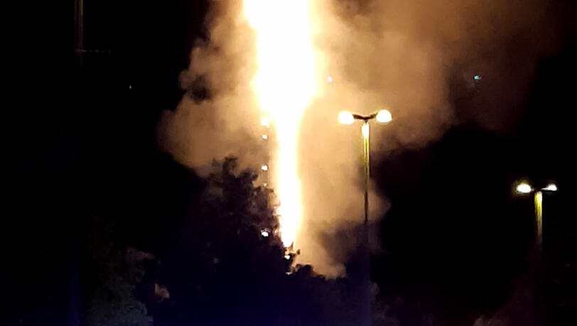 Der brennende Sendemast war bei Ankunft der Einsatzkräfte nicht zu übersehen.