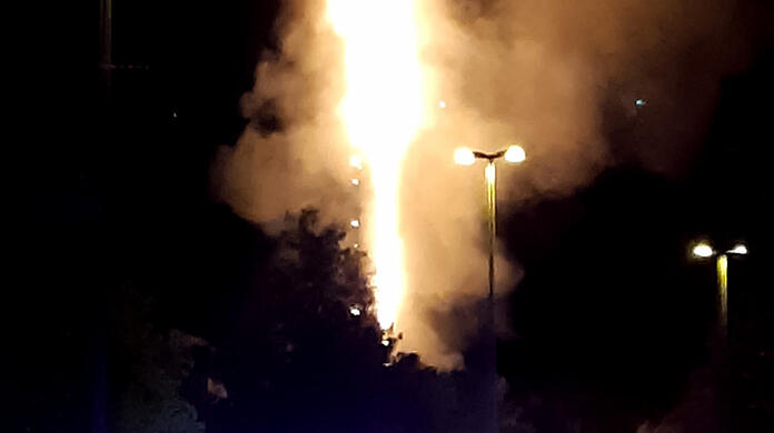 Einer der brennenden Sendemasten in München. (Archivbild)