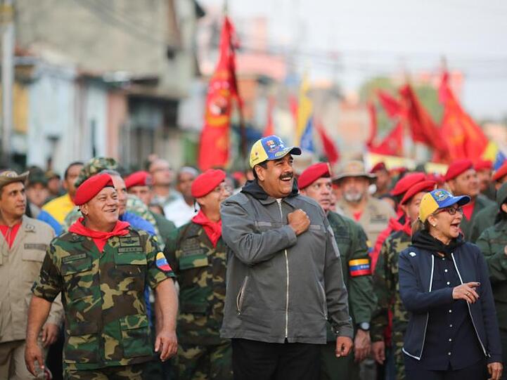 Maduro (M.) schwört seinerseits seit Tagen die Streitkräfte auf die Verteidigung des Landes ein.