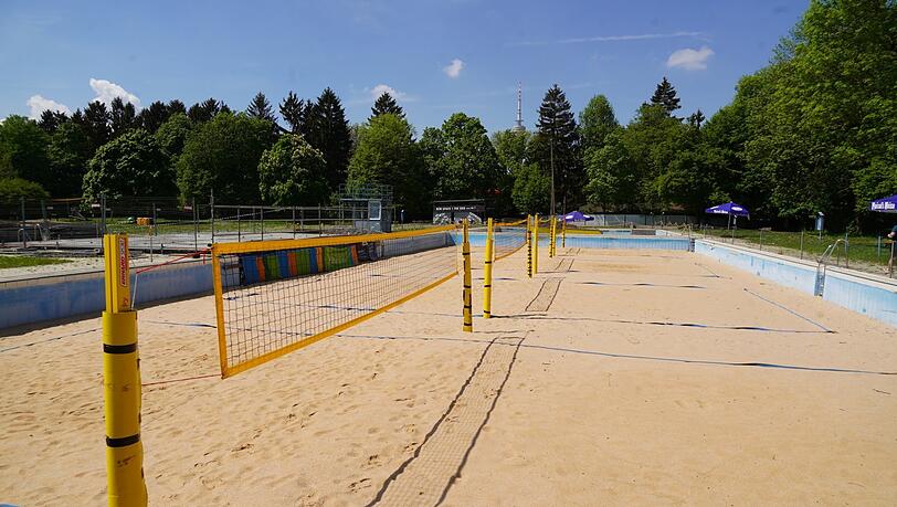 Tonnen von Sand im großen Schwimmerbecken der Georgenschwaige: Hier kann man, wie letzten Sommer, Beachvolleyball spielen. Tonnen von Sand im großen Schwimmerbecken der Georgenschwaige: Hier kann man, wie letzten Sommer, Beachvolleyball spielen.