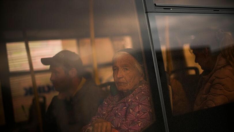 Menschen nehmen einen Bus am Aufnahmezentrum für Flüchtlinge im ukrainischen Saporischschja, nachdem sie aus Mala Tokmatschka geflohen sind.
