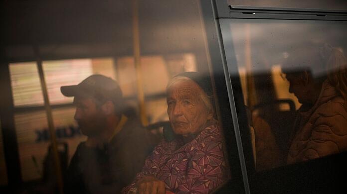 Menschen nehmen einen Bus am Aufnahmezentrum für Flüchtlinge im ukrainischen Saporischschja, nachdem sie aus Mala Tokmatschka geflohen sind.