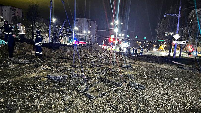 Das vom Telegram-Kanal des Gouverneurs der Region Belgorod veröffentlichte Handout-Foto zeigt den Krater nach der Explosion in Belgorod unweit der Grenze zur Ukraine.