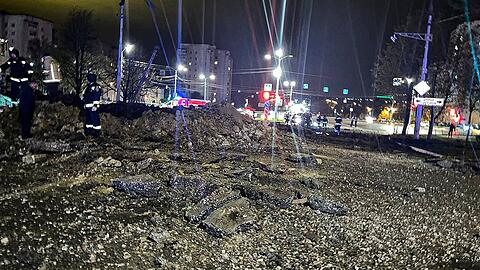 Das vom Telegram-Kanal des Gouverneurs der Region Belgorod veröffentlichte Handout-Foto zeigt den Krater nach der Explosion in Belgorod unweit der Grenze zur Ukraine.