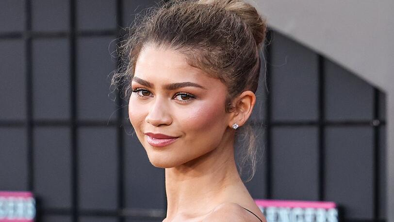 Hollywood-Star Zendaya bringt ihre braunen Augen mit zarten erdigen Farbt&ouml;nen und leichtem Gold-Schimmer perfekt zur Geltung.