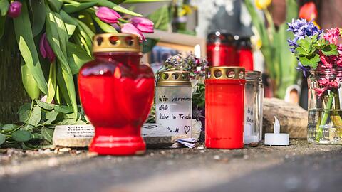 Mit Blumen, Kerzen und Botschaften drücken Menschen in Klettbach ihre Trauer aus.