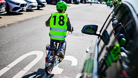 Laut Studie erschweren hohe Motorhauben die Sicht vor allem auf kleinere Menschen, wie Kinder, die sich vor dem Auto befinden. (Archivbild)