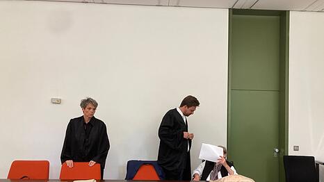 Eine 90-Jährige soll gemäß Urteil des Landgerichts München I wegen Totschlags an ihrer Freundin jahrelang hinter Gitter.