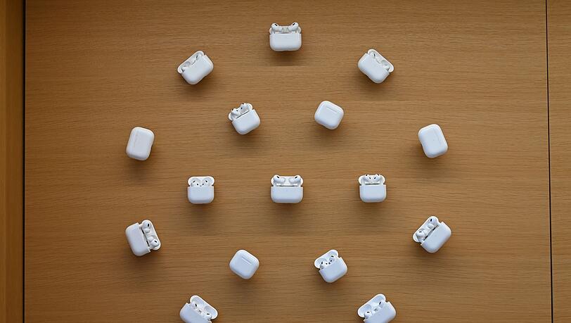 Nutzer in der EU bekommen die Live-Übersetzungsfunktion später in ihre AirPods. (Archivbild) Nutzer in der EU bekommen die Live-Übersetzungsfunktion später in ihre AirPods. (Archivbild)