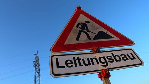 "Leitungsbau": Dieses Verkehrsschild wird in Bayern in den n&auml;chsten Jahren wom&ouml;glich h&auml;ufiger zu sehen sein. (Symbolbild)